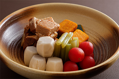 煮物盛り合わせ（豚角煮、南瓜、里芋、ミニトマト、蕗）