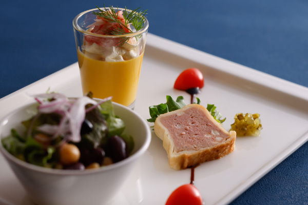 今月の一皿「紅ズワイガニを添えた宿儺カボチャのムースとミートローフのパイ包み」