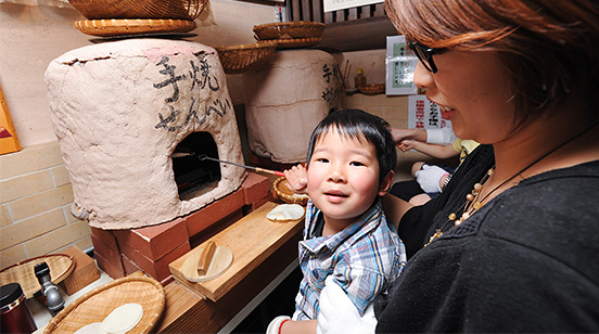 手焼きせんべい作り