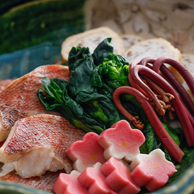 煮物盛り合わせ（赤魚煮付け・ぜんまい信田・わらび・菜の花・花麩）