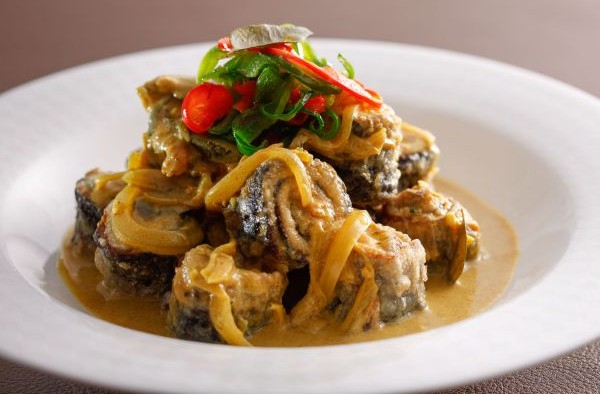 秋刀魚ロールのココナッツカレーソース