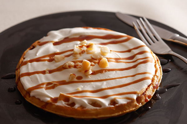 ハワイアン風ワッフル （クリーム、キャラメルソース）