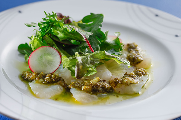 2月 今月の一皿「真鯛のカルパッチョ 春菊ソース」
