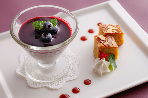 5月 今月のスペシャルデザート「ブルーベリーのババロア バナナケーキ添え」