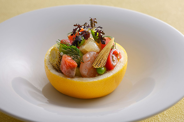 6月 今月の一皿「初夏野菜と魚介 グレープフルーツのメランジェサラダ」