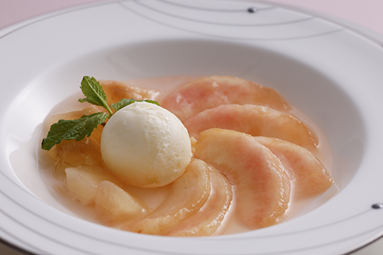 今月の一皿「季節香る飛騨桃のナージュ仕立て　バニラアイス添え」