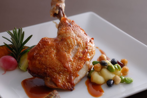 骨付きひな鶏モモ肉のコンフィ はちみつとビネガーのソ-ス
