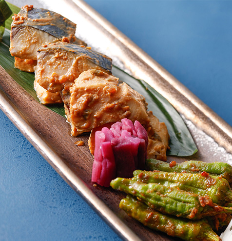 焼き物盛り合わせ（鰆野菜味噌焼き、青唐、蓮根甘酢漬、芋から酢漬）