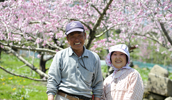 初取材時の亀山夫妻。桃の花のように明るい笑顔が素敵でした。