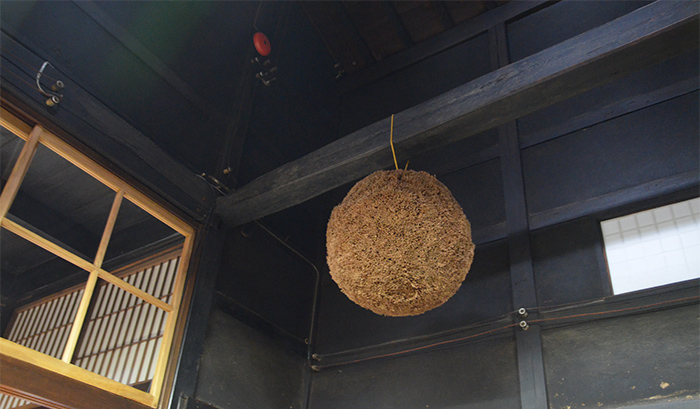 茶色く枯れて年期が入った杉玉が、同じく風格のある店内の天井の梁に吊るされていました。