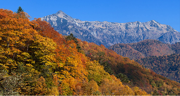 上：平湯峠から望む笠ヶ岳（標高2897m） 他県と接しない岐阜県内の最高峰
