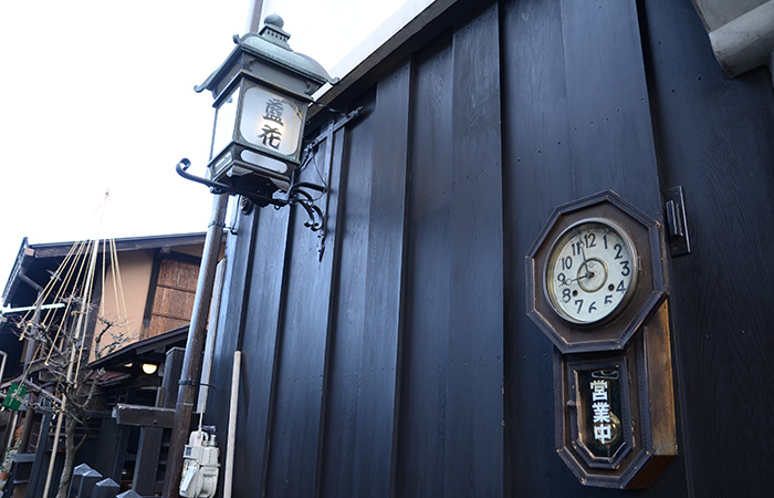 古い町並み内のレトロなカフェ 藍花珈琲店 あけてびっくり 地元情報 飛騨のたばる箱