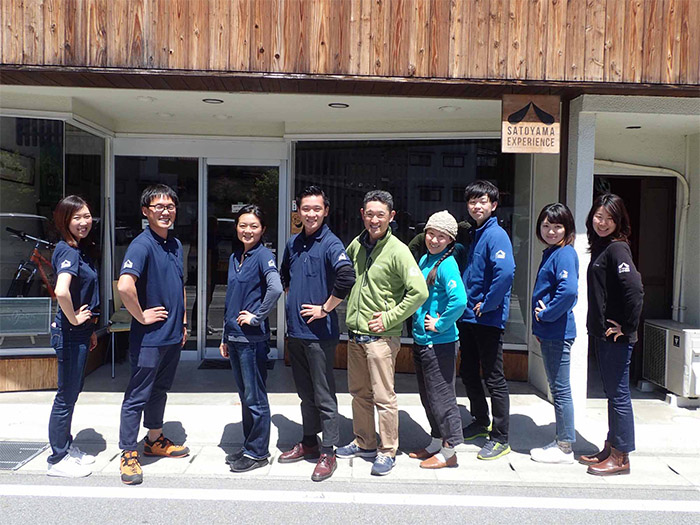 「暮らしを旅する」山田さんと里山サイクリングガイドとスタッフの皆さん。