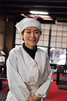 「食べに来てくださるお客様のために」という初代からの言葉を大切に守っています、と四代目女将の伊藤圭子さん。