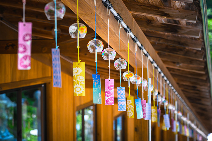200個の風鈴とせせらぎが涼を運ぶ癒しスポット