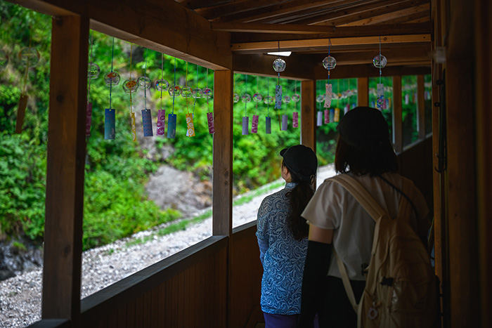 通路の軒下に並ぶ200個の風鈴