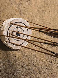 飲み屋街で90年以上前から愛される半弓道場